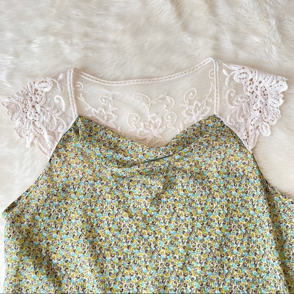 Chiffon Sleeveless Blouse with Lace Back - Picture 3 of 6